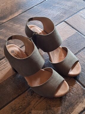 Giani Bernini Olive Open-Toe Block Heel Sandals with Ankle Strap